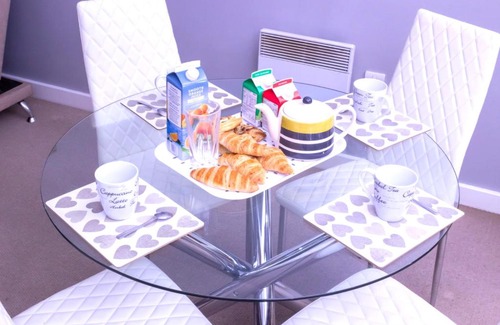 Coventry City Centre Apartment | Elegant Allen Apartment with Spa & Restaurant Amenities