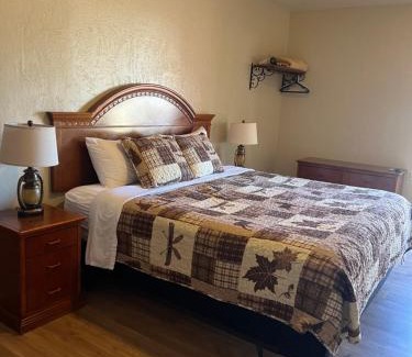 Tombstone Hotel | Welcoming Allen Street Inn: Family-Friendly Escape!