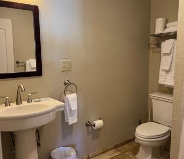 Tombstone Hotel | Welcoming Allen Street Inn: Family-Friendly Escape!