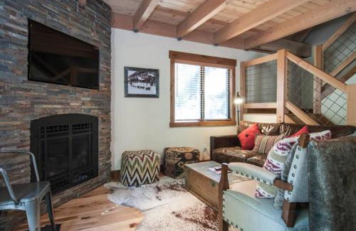Kingswood Estates House | Cozy Cabin Retreat Near Northstar with Fireplace