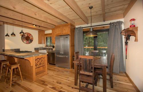 Kingswood Estates House | Cozy Cabin Retreat Near Northstar with Fireplace