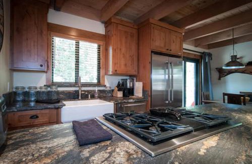 Kingswood Estates House | Cozy Cabin Retreat Near Northstar with Fireplace