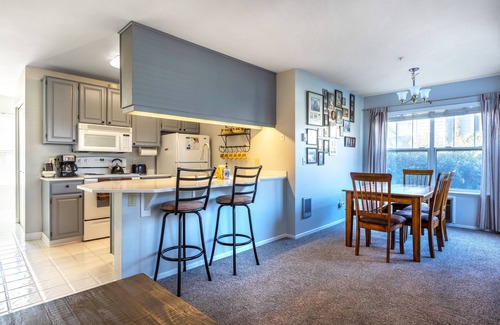 Hood River House | Direct Deck Access at Alley's 22 Condo - Rated 10/10!
