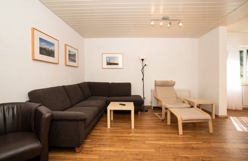 Reichenbach House | Modern Holiday Retreat by the Lake with Great Amenities