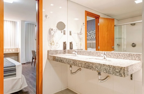 Indaia Hotel | Discover Allia Gran Pampulha Suites with Pool & Restaurant