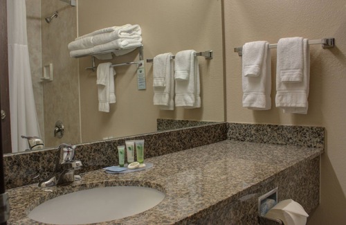 Kremmling Hotel | Discover Comfort at Allington Inn & Suites with Pool Access