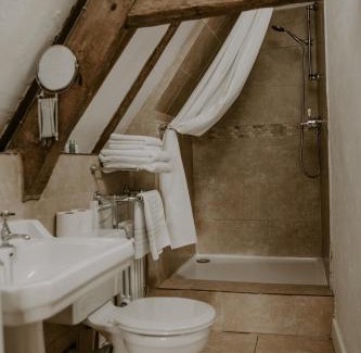 Grantham Bed & Breakfast | Elegant Allington Manor: 5-Star, Family-Friendly Stay