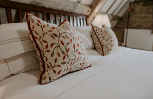 Grantham Bed & Breakfast | Elegant Allington Manor: 5-Star, Family-Friendly Stay
