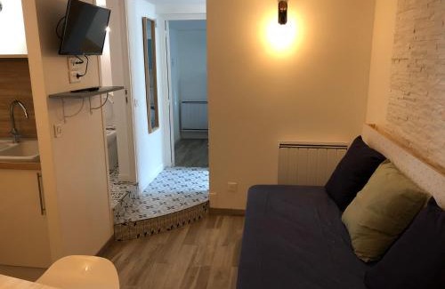 Houilles Apartment | Cozy AlloAppartMeublé_Topaze: Pet-Friendly Retreat