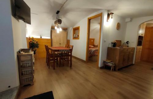 Sampeyre Apartment | Beautiful Central Accommodation with Garden and Ocean Views
