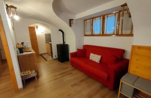 Sampeyre Apartment | Beautiful Central Accommodation with Garden and Ocean Views