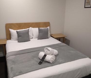 Gumly Gumly Hotel | Family-Friendly Allonville Gardens Motel with Kitchen Access