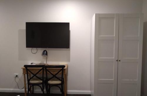 Gumly Gumly Hotel | Family-Friendly Allonville Gardens Motel with Kitchen Access