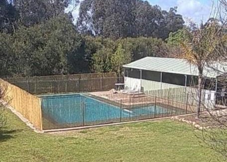 Gumly Gumly Hotel | Family-Friendly Allonville Gardens Motel with Kitchen Access