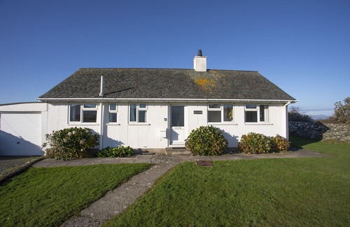 Llanfair Cottage | Discover Allt y Mor: Oceanfront Retreat with Family-Friendly Amenities