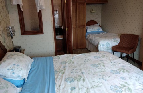 Pont-ar-gothi House | Cozy Alltyfyrddin Farm Guest House with Unique Amenities