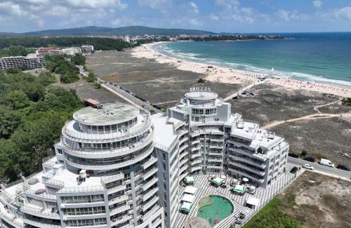 Kiten Apartment | Oceanfront Allure Beach Resort Aparthotel - Pet Friendly Stay