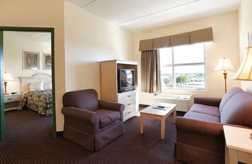 Cypress Lake Hotel | Allure Suites: Relax with Pool, Spa & Family-Friendly Amenities