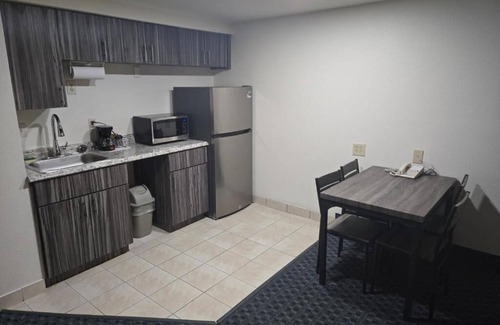 Cypress Lake Hotel | Allure Suites: Relax with Pool, Spa & Family-Friendly Amenities
