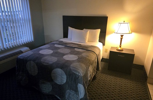 Cypress Lake Hotel | Allure Suites: Relax with Pool, Spa & Family-Friendly Amenities