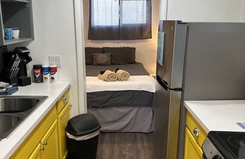 Downtown Las Vegas House | Delightful Queen Bed Room with Courtyard Access & Breakfast