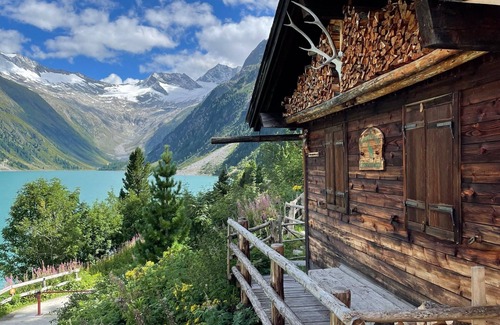 Mayrhofen Apartment | Cozy Apartment in Mayrhofen with Breakfast Near Forest