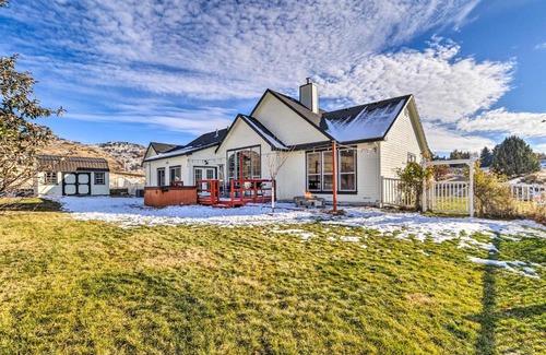 Altamont House | Inviting Home with Fire Pit and Hot Tub Near OIT