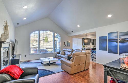 Altamont House | Inviting Home with Fire Pit and Hot Tub Near OIT