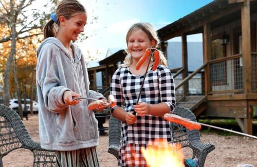 Seguin Other | Alluring Tented Cabin on Geronimo Creek - Perfect Glamping Vacation Destination in Seguin, Texas