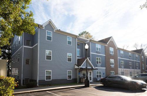 Tallahassee Hotel | Comfortable TownePlace Suites Tallahassee with Pool & Breakfast