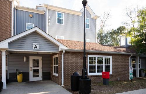 Tallahassee Hotel | Comfortable TownePlace Suites Tallahassee with Pool & Breakfast
