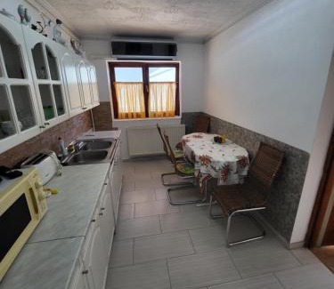 Tiszaujvaros Apartment | Almás Vendégház: Family-Friendly Retreat with Pet Access