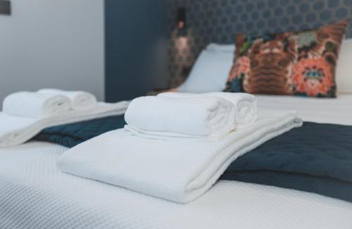 Valenca House | Alma Candida 22: Pet-Friendly Haven with Top Guest Ratings