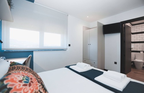 Valenca House | Alma Candida 24: Family-Friendly Retreat with Pet Welcome