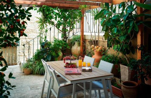 Old City Apartment | Experience Alma: A 4-Star Guest Favorite with Perfect Reviews
