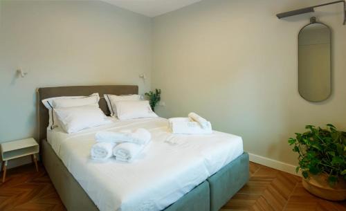 Old City Apartment | Experience Alma: A 4-Star Guest Favorite with Perfect Reviews