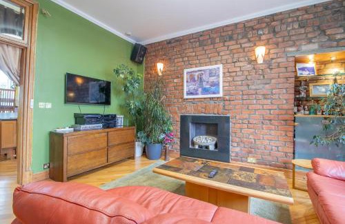 Hamilton Apartment | Discover Almada Apartment: Guest Rated 9/10 with Hot Tub