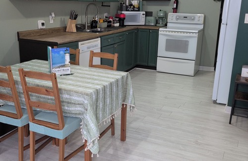 South River House | Almaguin Hideaway Retreat: Rustic and chic 1-bedroom house. Downtown South River