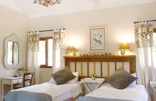 Alkmaar House | Discover Almar View Guest House: 4-Star Family Haven