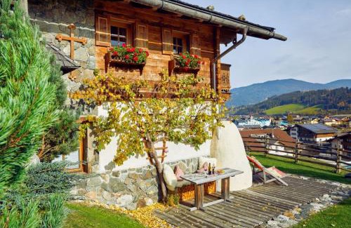 Hundsdorfl Ski Chalet | Unforgettable Almdorf Flachau: 4-Star Cabin Retreat