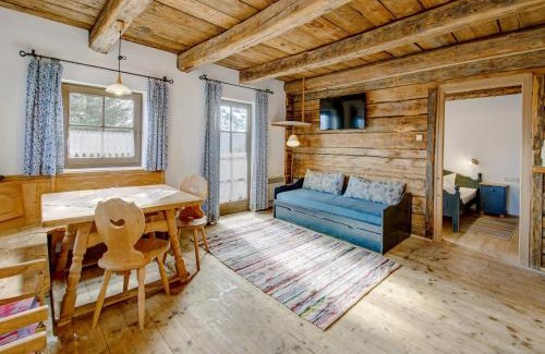Zettersfeld Ski Resort Apartment | Pet-Friendly Almdorf Hochlienz Apartment Alm 30 - Rated 9.2