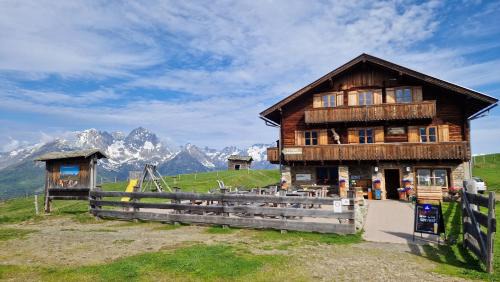 Mortschach Hotel | Pet-Friendly Almgasthaus Glocknerblick with Ocean Views