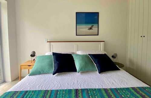 Praia de Barequecaba House | Almond Barê: Beachside Retreat with Spa & High-Speed Wifi