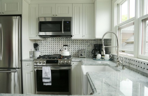 Newport Bed & Breakfast | Almondy Inn: Guest Rated 9.8 with Oceanfront Relaxation