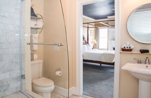 Newport Bed & Breakfast | Almondy Inn: Guest Rated 9.8 with Oceanfront Relaxation