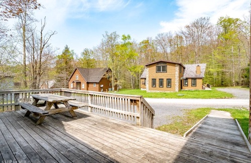 Northface House | Almost Heaven: Hot Tub, Fireplace & Pet-Friendly Haven