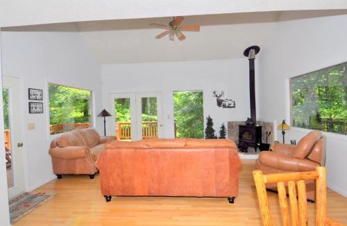 Berkeley Springs House | Almost Heaven: Cozy Retreat with Pool & 10/10 Review Score