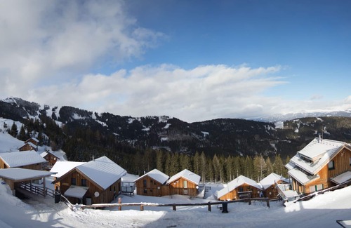 Bad Sankt Leonhard im Lavanttal House | Almrauschhütte: Your Escape with Spa and Ocean Views!