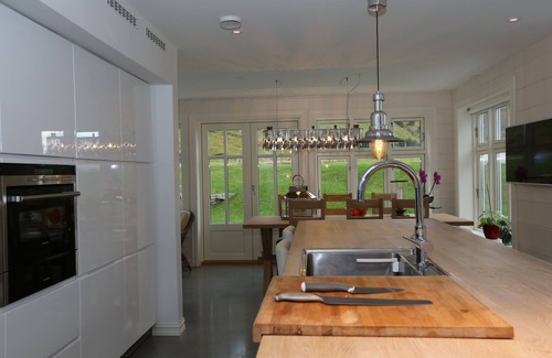 Giske Apartment | Ocean View Retreat: Alnes Gård with Exceptional 9.8 Rating