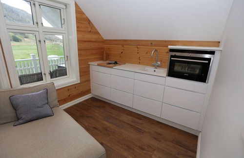 Giske Apartment | Ocean View Retreat: Alnes Gård with Exceptional 9.8 Rating